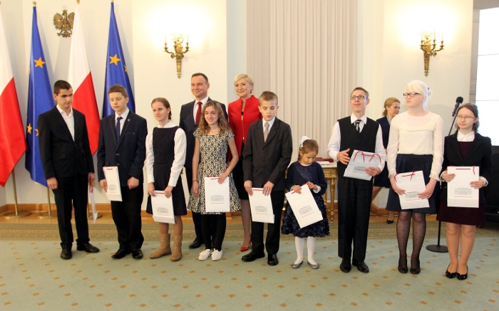 Fotografia: Para Prezydencka wśród przedstawicieli ośrodków dla uczniów z niepełnosprawnością wzroku; czwarta z prawej Julia Zawrzykraj, obok Michał Kocjan